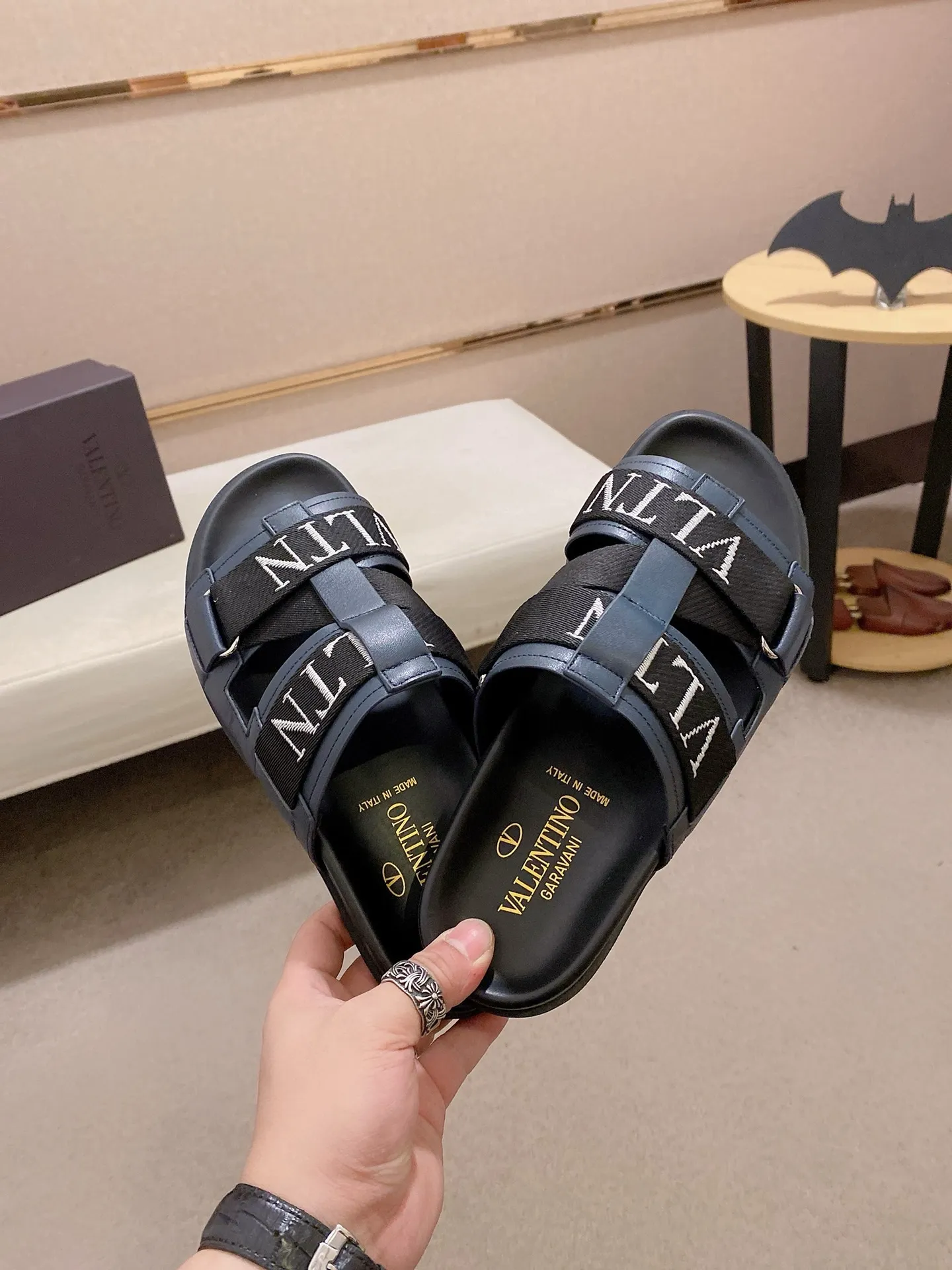 Men's shoes 💰: 480💰[Valentino] New couple 👫Boutique slippers, counter quality, classic plaid, the actual workmanship is quite complex🔰The uppers are made of imported fabrics➕🐑Sheepskin lining, which tests the craftsman's craftsmanship➕original PU outsole. Size: Women’s size: 35-44. Men's size 38-44 (can be customized to size 45, non-refundable)